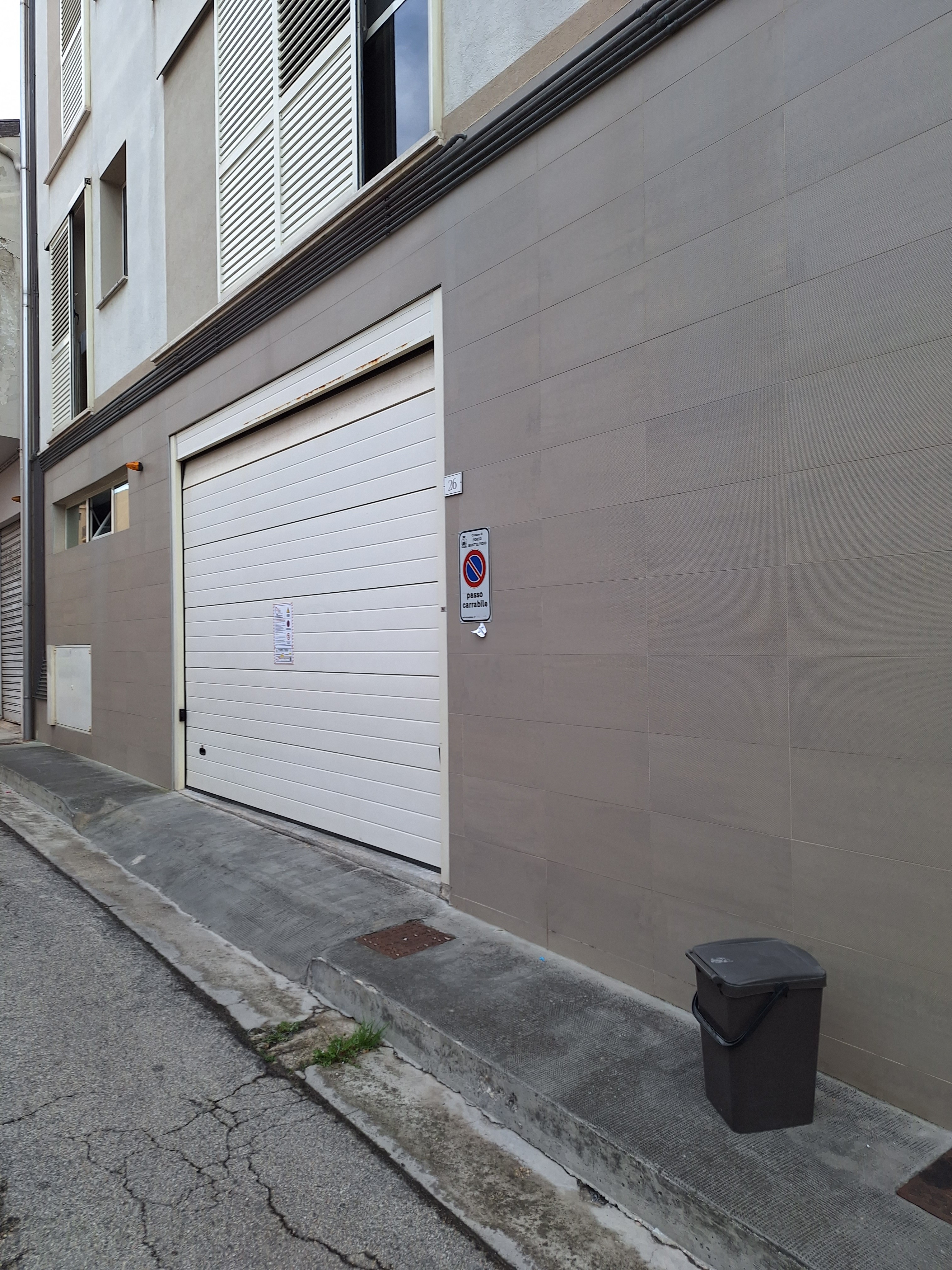 Spazio interno del garage con area di manovra