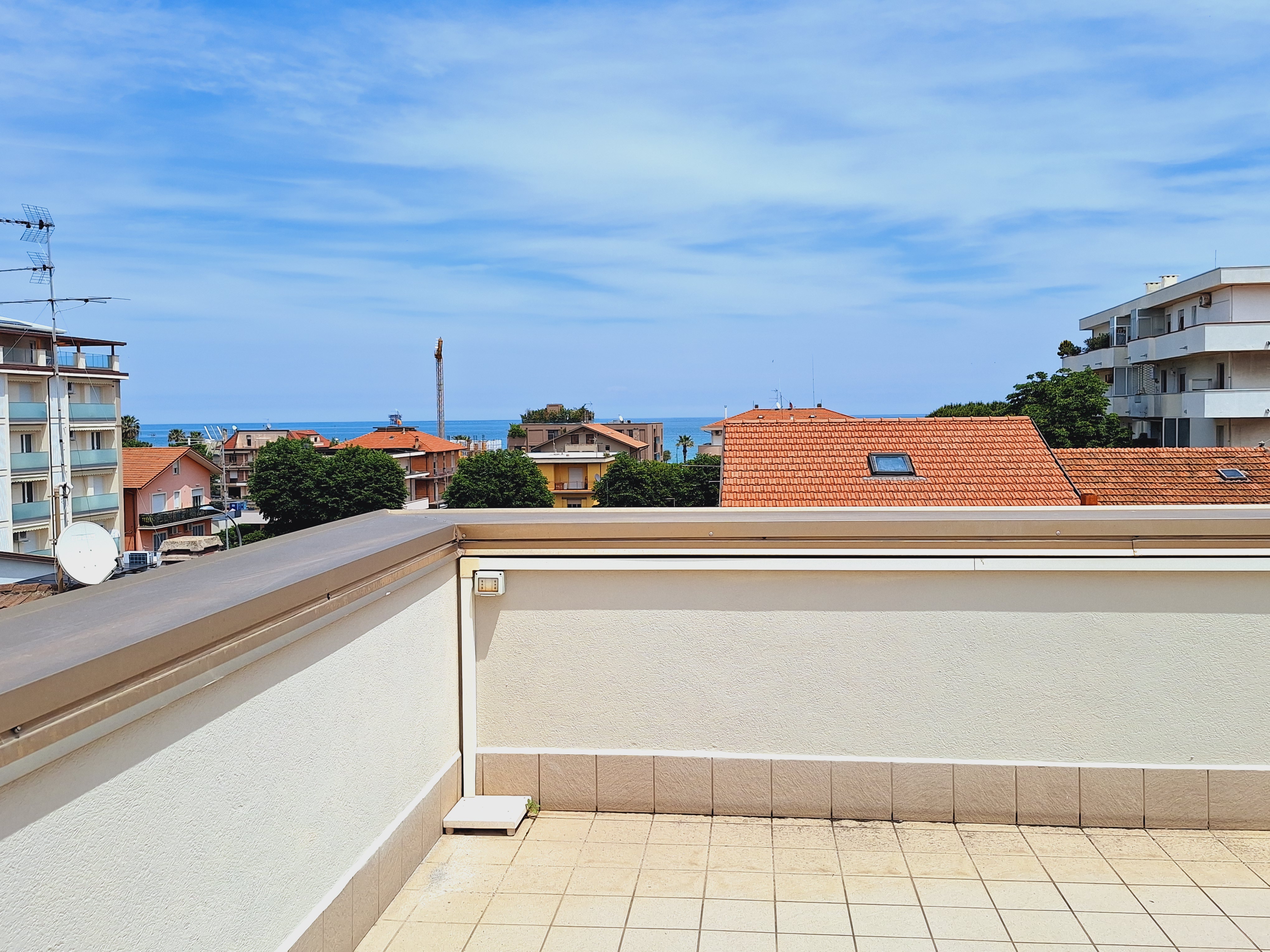 Zona relax con lettino sulla terrazza dell'appartamento